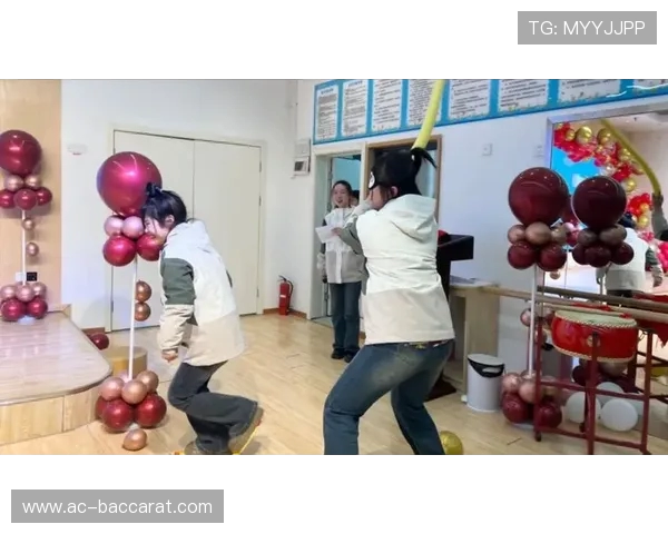 堵耳朵猜别人说话挑战赛 一起考验听力与猜测力的趣味游戏